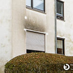 Schwarze Fassadenverfärbungen oberhalb von Fensteröffnungen - Ursachen und Gegenmaßnahmen.
